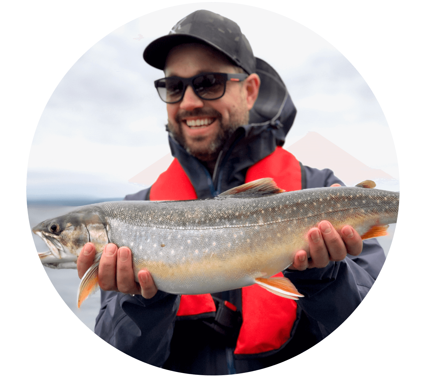 FiskeOnline. Vi har fiskestenger for alle anledninger. Vi har ulike fiskedrag, skje-drag, wobblere, spinnere, jigger, poppers, jerkbaits, softbaits og tailbaits. Her finner du riktig fiskeutstyr for abbor, gjedde, sjøørret, gjørs, laks, makrell, regnbueørret, torsk og ørret. FiskeOnline tilbyr det beste innen fiske fra kjente merker som 13 Fishing, Storm, Strike Pro, The Pig, Kinetic, Darts, Wiggler, Bomber Lures, Myran og Westin.