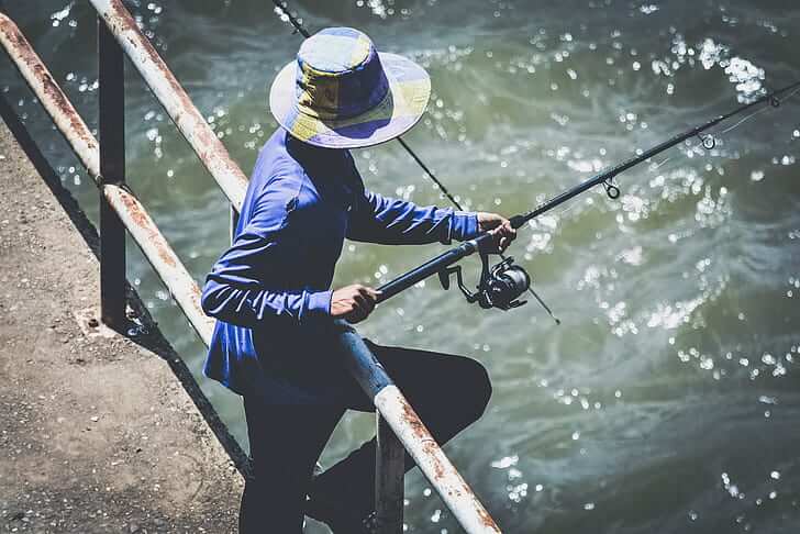 Fisketillbehör 1 FiskeOnline har just nu Bra Priser på fisketillbehör, fiskeprylar, fiskegrejer och fiskesaker. Vi har olika slags fiskedrag, skeddrag, wobblers, spinnare, jiggar, poppers, jerkbaits, softbaits och tailbete. Vi samarbetar med de världens bästa betestillverkarna och kan därmed erbjuda det bästa för dig som är fiskeintresserade. Våra betesdrag är av högsta kvalitet. I vår webbutik hittar du allt från vardagliga fiskedrag till specialiserade och handgjorda inom Sverige. Här hittar du rätt fisketillbehör för abborre, gädda, havsöring, gös, lax, makrill, regnbåge, torsk och öring. Hos oss på Fiskeonline hittar du dem bästa fiskedragen som går att köpa. Vi garanterar hög kvalitet och ett roligt fiske. FiskeOnline erbjuder det bästa inom fiske från kända märken som 13 Fishing, Storm, Strike Pro, The Pig, Kinetic, Darts, Wiggler, Bomber Lures, Myran och Westin.