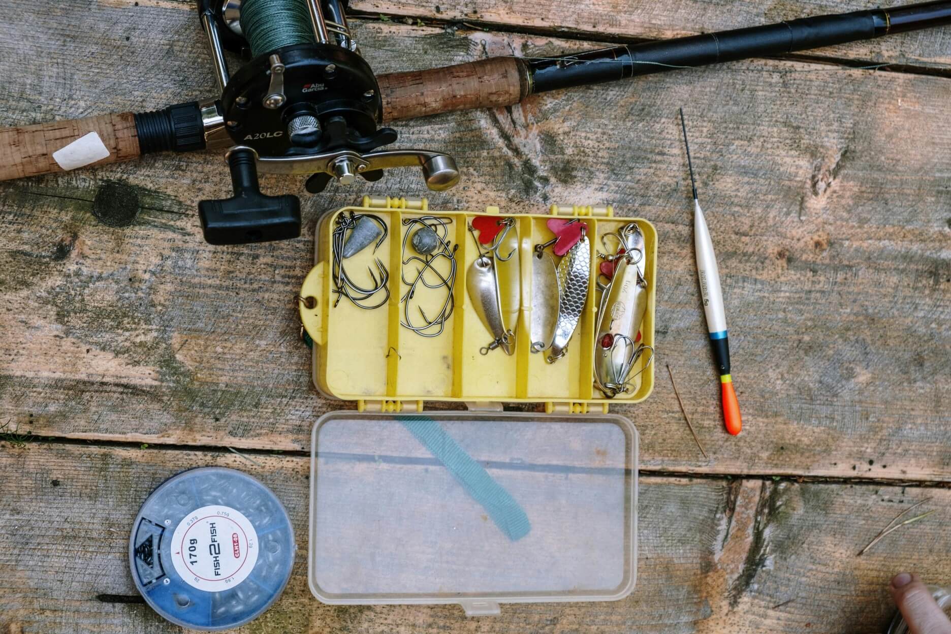FiskeOnline har just nu Bra Priser på fisketillbehör, fiskeprylar, fiskegrejer och fiskesaker. Vi har olika slags fiskedrag, skeddrag, wobblers, spinnare, jiggar, poppers, jerkbaits, softbaits och tailbete. Vi samarbetar med de världens bästa betestillverkarna och kan därmed erbjuda det bästa för dig som är fiskeintresserade. Våra betesdrag är av högsta kvalitet. I vår webbutik hittar du allt från vardagliga fiskedrag till specialiserade och handgjorda inom Sverige. Här hittar du rätt fisketillbehör för abborre, gädda, havsöring, gös, lax, makrill, regnbåge, torsk och öring. Hos oss på Fiskeonline hittar du dem bästa fiskedragen som går att köpa. Vi garanterar hög kvalitet och ett roligt fiske. FiskeOnline erbjuder det bästa inom fiske från kända märken som 13 Fishing, Storm, Strike Pro, The Pig, Kinetic, Darts, Wiggler, Bomber Lures, Myran och Westin.